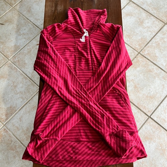 Lululemon Quarter Zip. Pocket and thumb holes. Great condition! Size 10 - Picture 10 of 10
